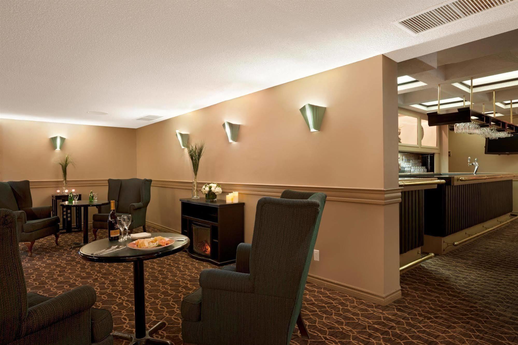 ทราเวลลอดจ์ บาย วินด์แฮม ออตตาวา เวสต์ Hotel ภายนอก รูปภาพ