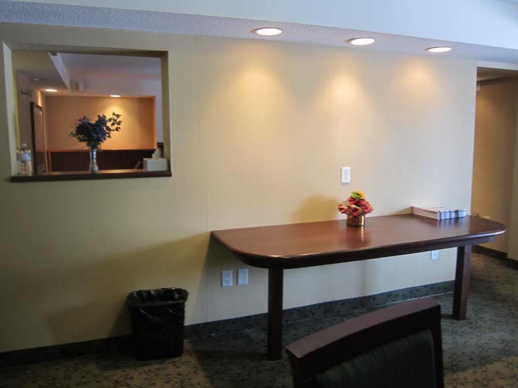 ทราเวลลอดจ์ บาย วินด์แฮม ออตตาวา เวสต์ Hotel ภายนอก รูปภาพ