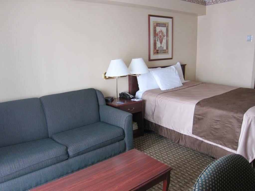 ทราเวลลอดจ์ บาย วินด์แฮม ออตตาวา เวสต์ Hotel ภายนอก รูปภาพ