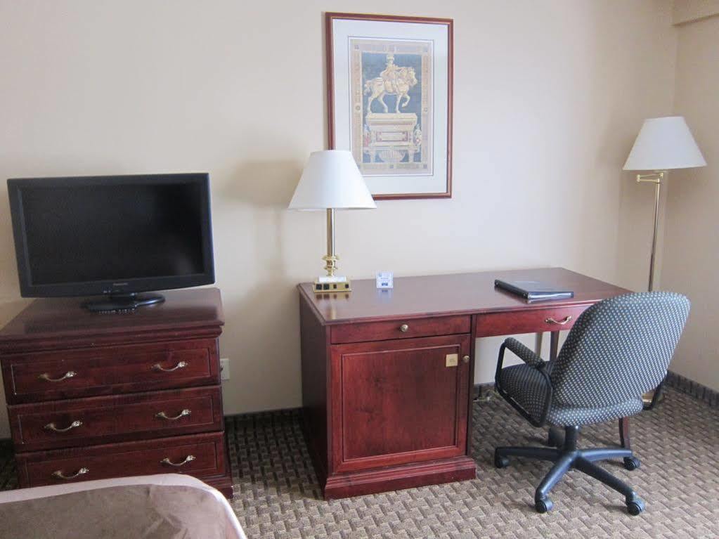 ทราเวลลอดจ์ บาย วินด์แฮม ออตตาวา เวสต์ Hotel ภายนอก รูปภาพ